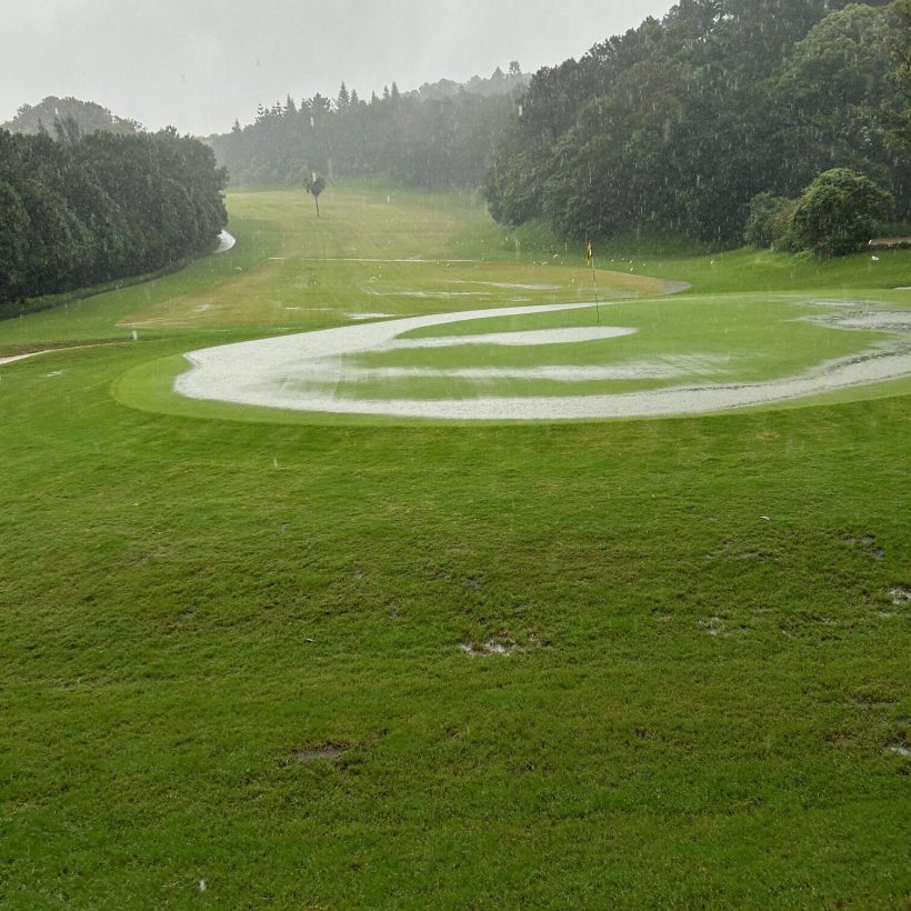 高爾夫球場豪雨積水——果嶺周圍形成大面積水膜， 顯示排水系統無法負荷短時強降雨， 台灣球場常見的排水失效現場實況
